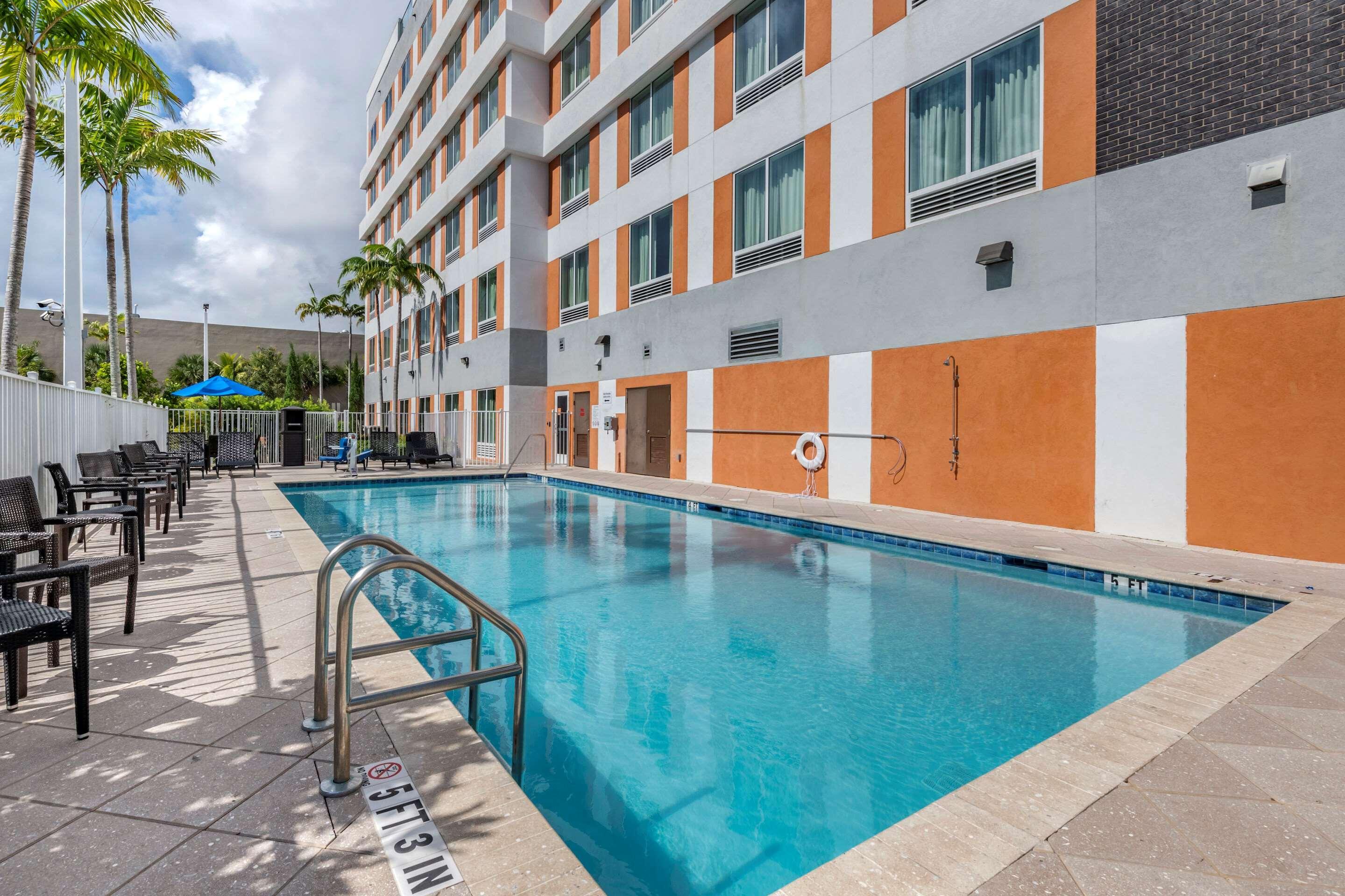Comfort Suites Fort Lauderdale Airport & Cruise Port Dania Beach Exterior foto